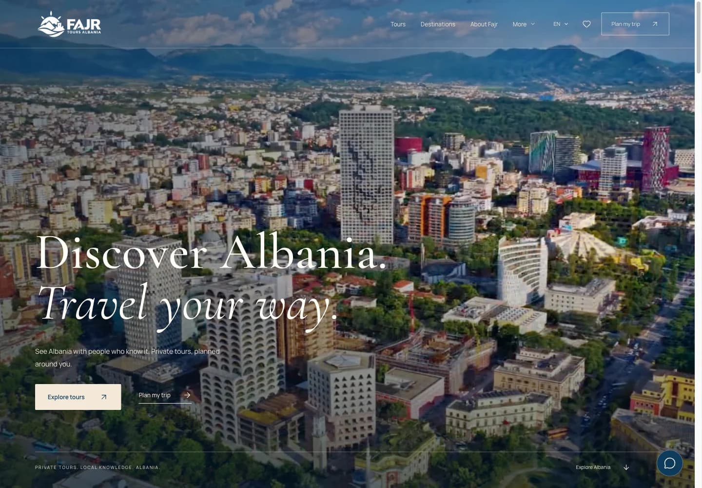 Faqja kryesore e Fajr Tours Albania me pamje të Tiranës dhe navigim për ture private